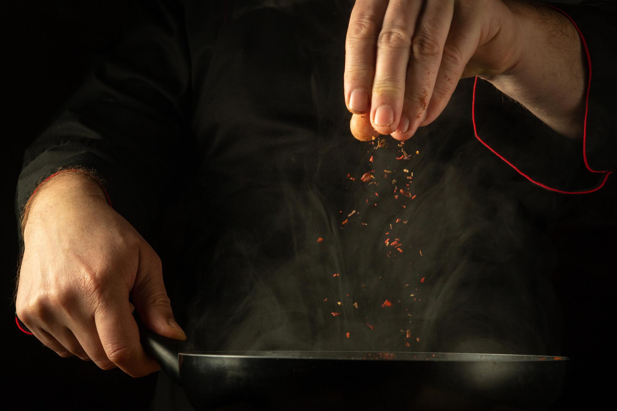 Prowadzący pokazujący technikę siekania podświetloną LED